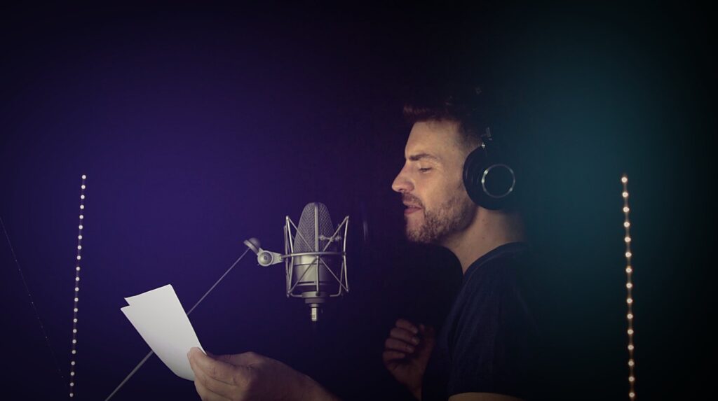 Phil en séance d'enregistrement voix au studio SAVIPROD près de Chartres